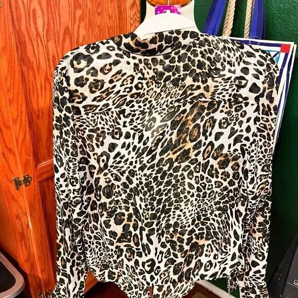 EUC Chico’s Animal Print Long Sleeve Blouse with tie Bottom #010 - Picture 4 of 8